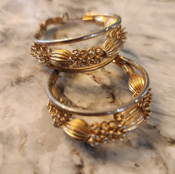 Vintage decorative hoop earrings - Picture 4 of 5